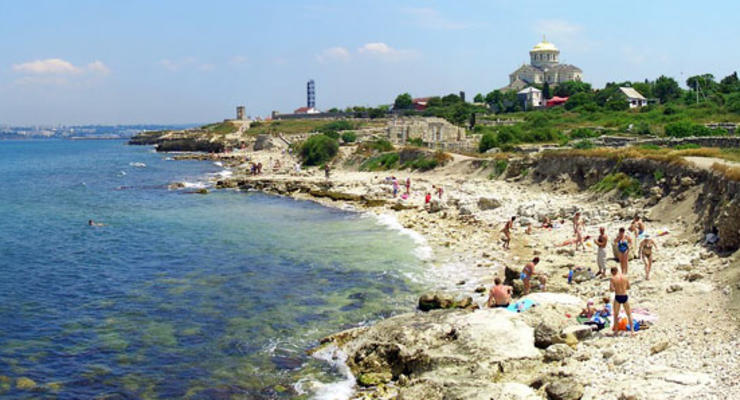 Вооруженные полицейские в Крыму выгнали с пляжа туристов