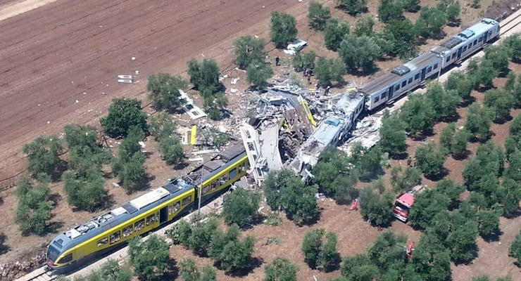 В Италии два пассажирских поезда столкнулись лоб в лоб