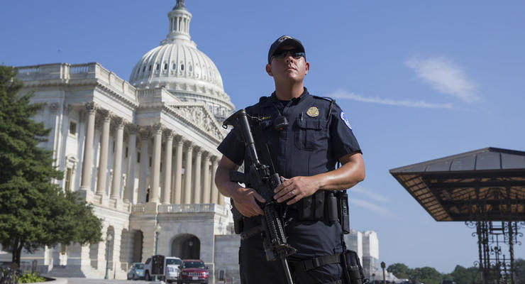 Возле Капитолия в Вашингтоне стреляли по полицейским