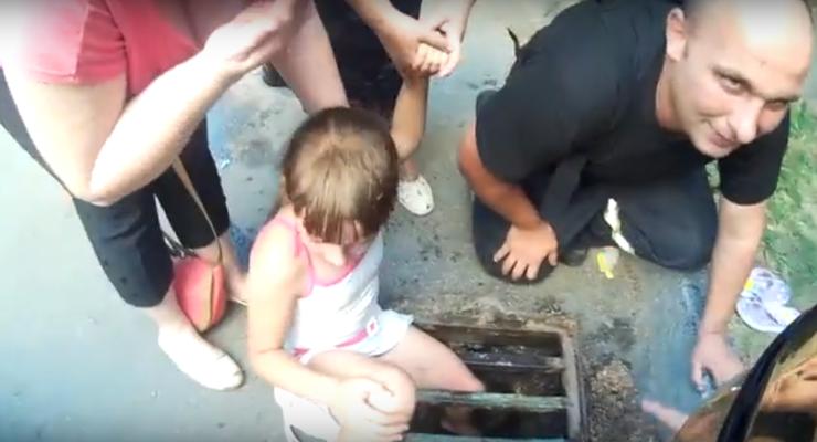 В Киеве 10-летняя девочка застряла в канализационной решетке