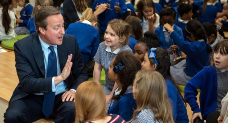 Дэвид Кэмерон ушел в отставку: Самые яркие фото британского экс-премьера