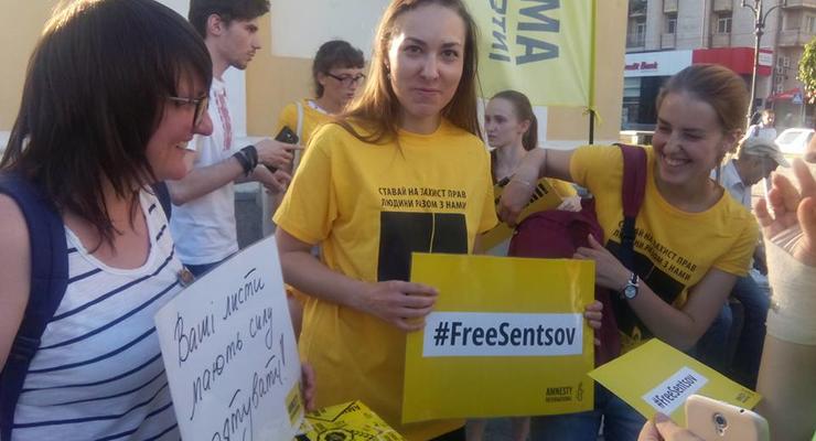 Активисты и родные Сенцова отметили на Майдане его день рождения