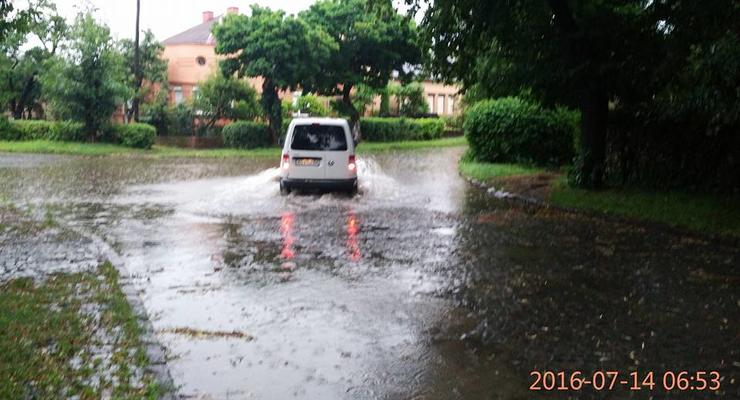 Сильный ливень в Ужгороде затопил улицы города