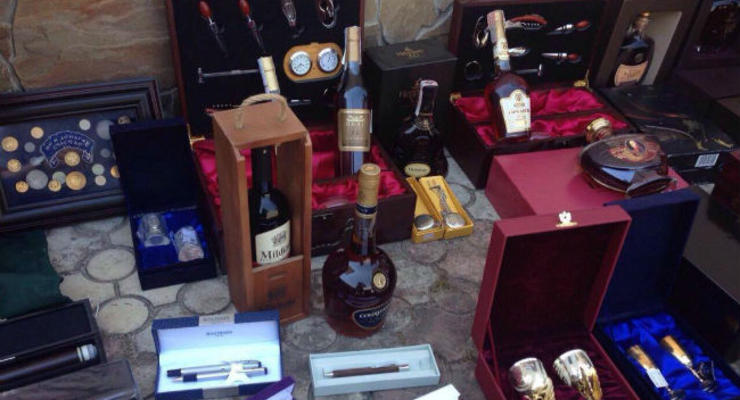 Валюта, иконы, элитный алкоголь: у харьковского чиновника состоялся обыск