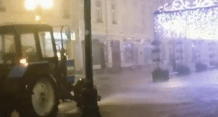 В Москве коммунальщики во время дождя поливали улицы