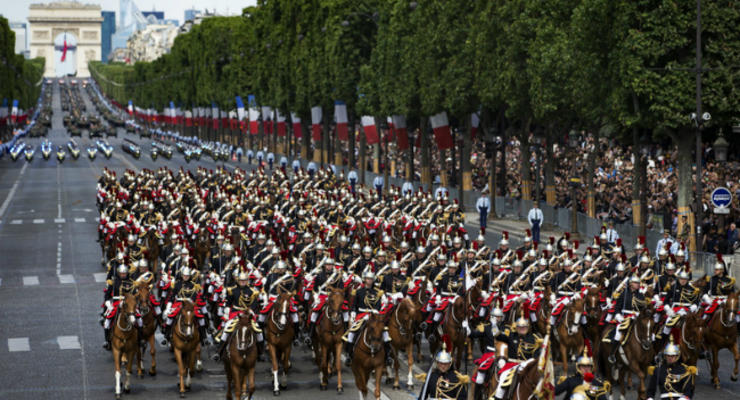Париж переполнен красками: Франция празднует День взятия Бастилии