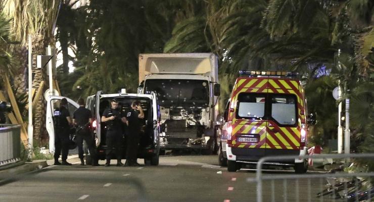 Полиция застрелила водителя грузовика, въехавшего в толпу в Ницце