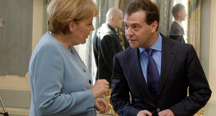 Меркель обсудила с Медведевым выполнение Минска