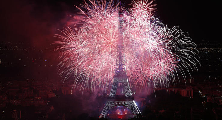 В Париже у Эйфелевой башни произошел пожар