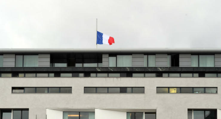 Во Франции объявлен трехдневный траур по жертвам теракта в Ницце