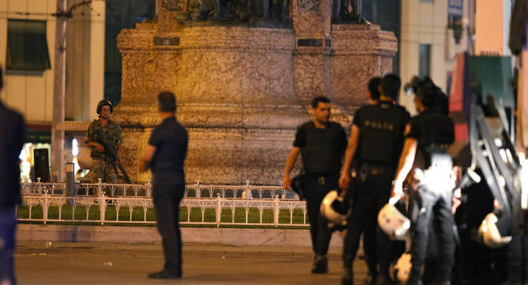 Переворот в Турции: танки открыли огонь в районе парламента