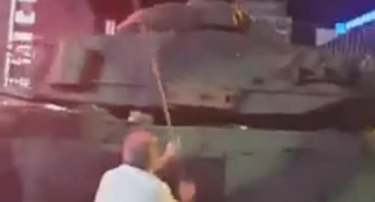 Демонстранты блокируют танки в Стамбуле: видео