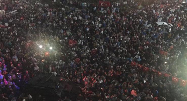Переворот в Турции: видео стрельбы вертолета по людям