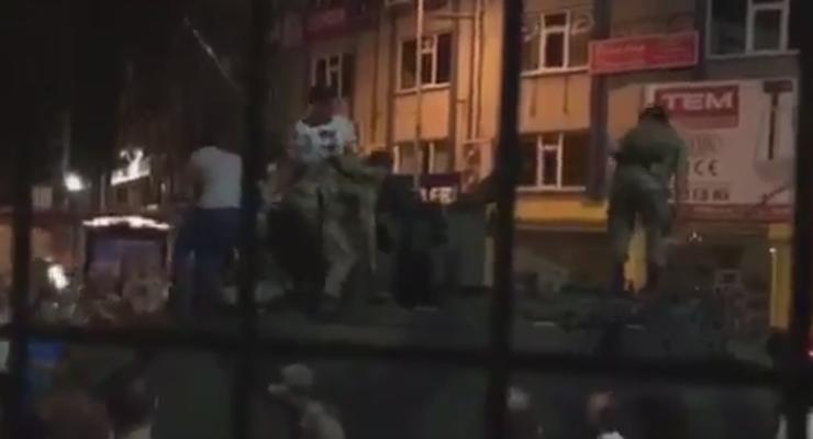 Гражданские в Стамбуле разоружают военных