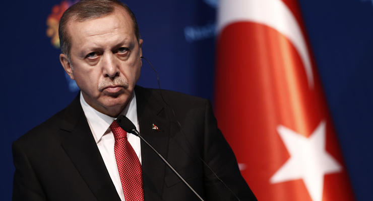 Эрдоган вышел к людям в аэропорту Стамбула: Путчистов накажут