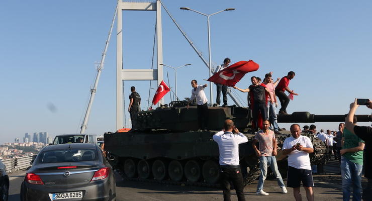 Банда террористов в руках полиции: премьер Турции о путчистах