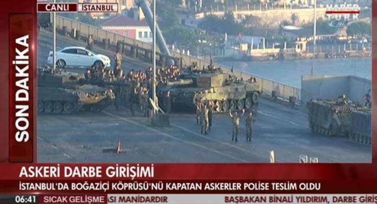 Военные путчисты идут с поднятыми руками: видео из Турции