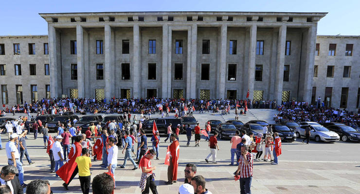 В Анкаре эвакуировали людей из здания парламента