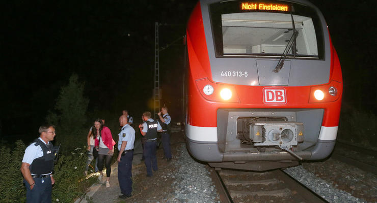 В Германии 17-летний афганец напал с топором на пассажиров поезда