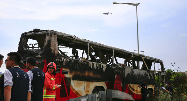 В туристическом автобусе в Тайване заживо сгорели 26 человек
