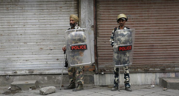 Индийские военные в Кашмире открыли стрельбу по демонстрантам