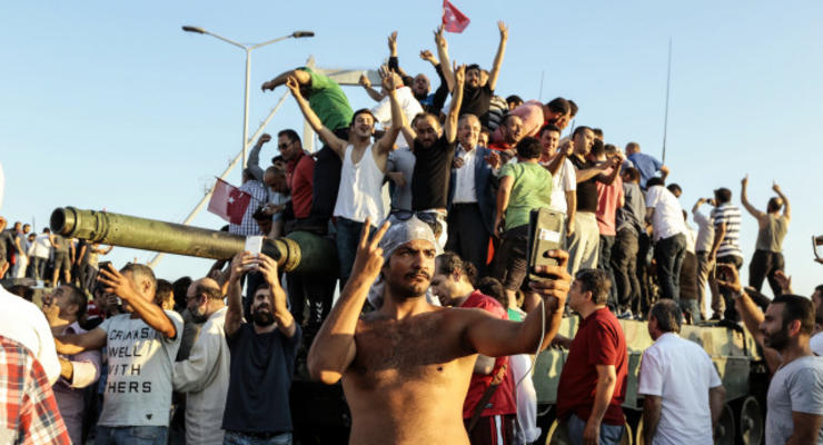 После попытки переворота в Турции задержали или уволили 50 тыс. человек