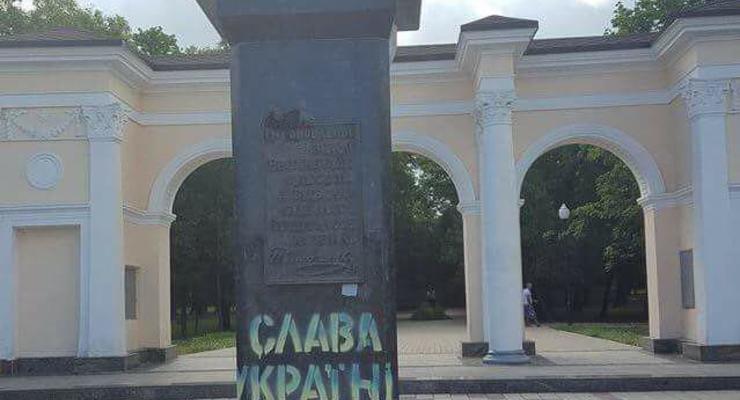 Памятник Шевченко в Симферополе разрисовали желто-синей краской