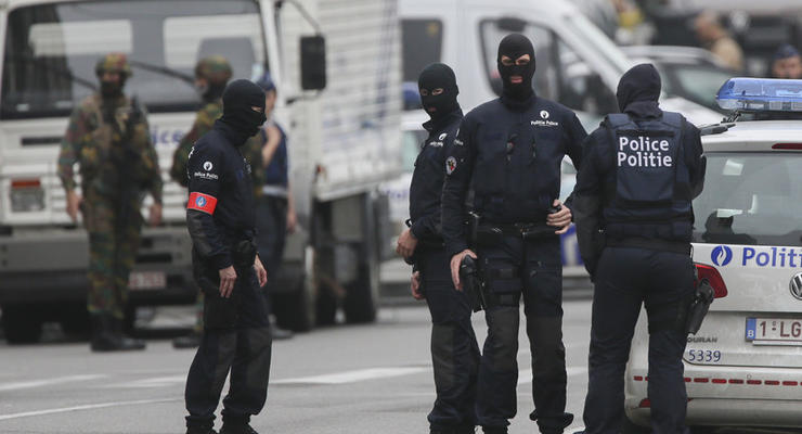 Брюссель: полиция окружила мужчину в пальто с торчащими проводами