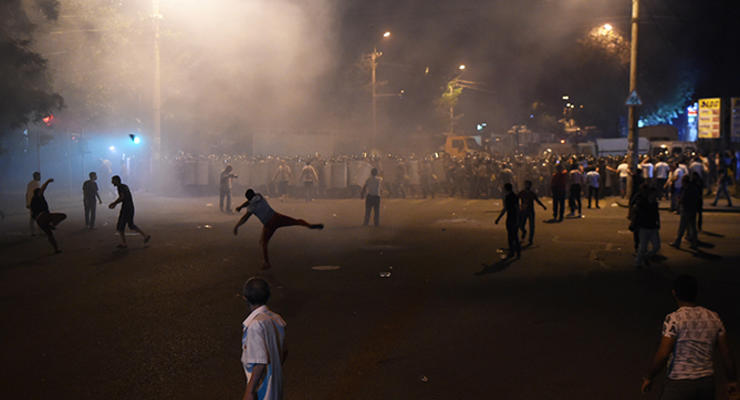 В Ереване между полицией и протестующими произошли столкновения