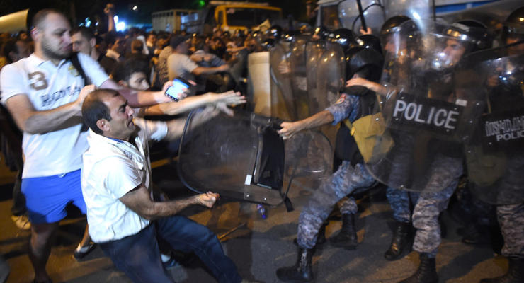 Столкновения в Ереване: количество пострадавших увеличилось до 51