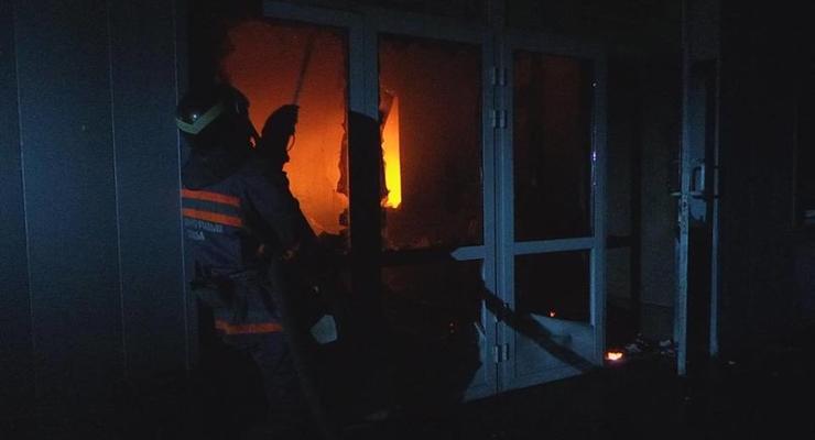 В Бердянске произошел масштабный пожар в торговом комплексе