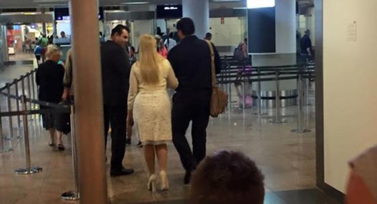 Тимошенко заметили в аэропорту в компании молодого спутника - соцсети