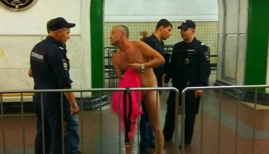 В московском метро мужчина разделся перед полицейскими