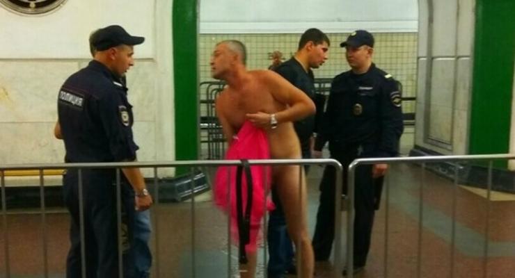 В московском метро мужчина разделся перед полицейскими