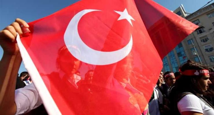 Премьер Турции заявил о работе над новой Конституцией
