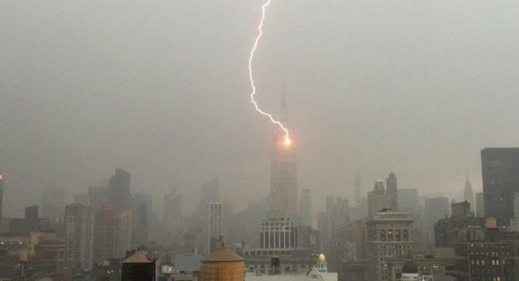 В США молния ударила в Empire State Building