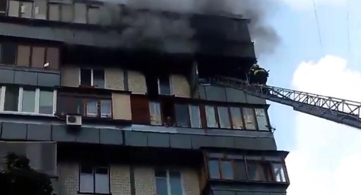В Киеве на Оболони сгорела квартира, есть жертвы