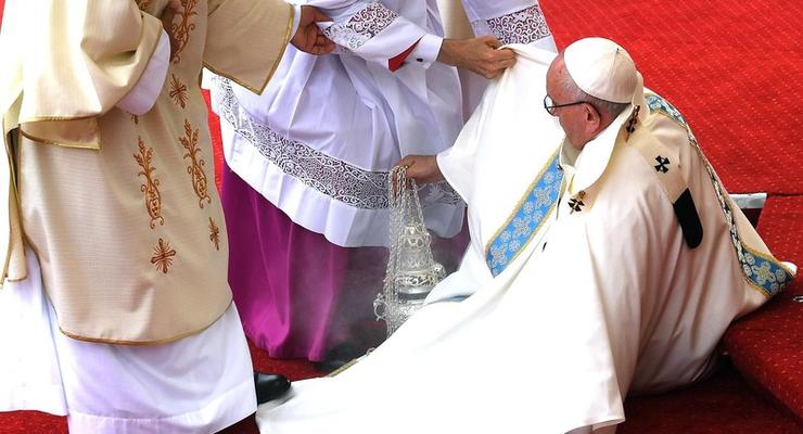 Папа Римский упал перед началом мессы в Польше
