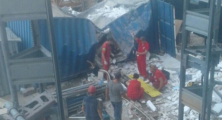На стройке в Одессе бетонная плита обрушилась на бытовку с рабочими