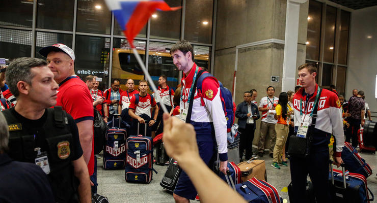 Сборную РФ на Олимпиаду в Рио провожала оплаченная массовка