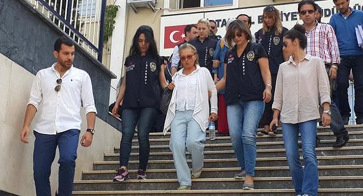 В Турции суд арестовал 17 журналистов