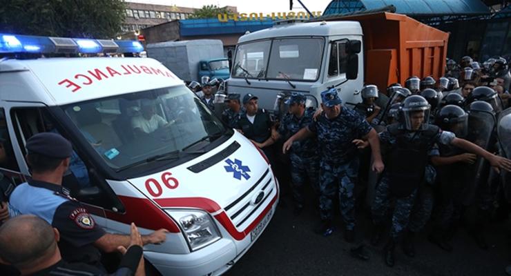 Захват заложников в Ереване: освобождены все врачи