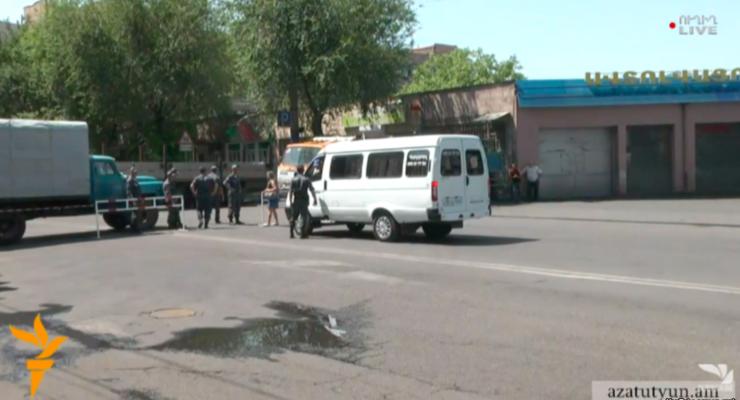 В Ереване возле захваченного здания полиции слышны взрывы