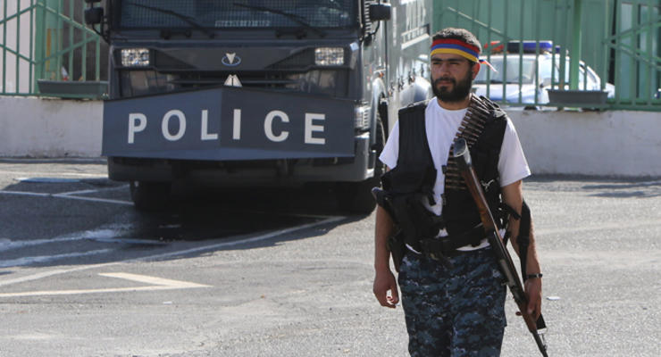 В Ереване освободили здание полка патрульных