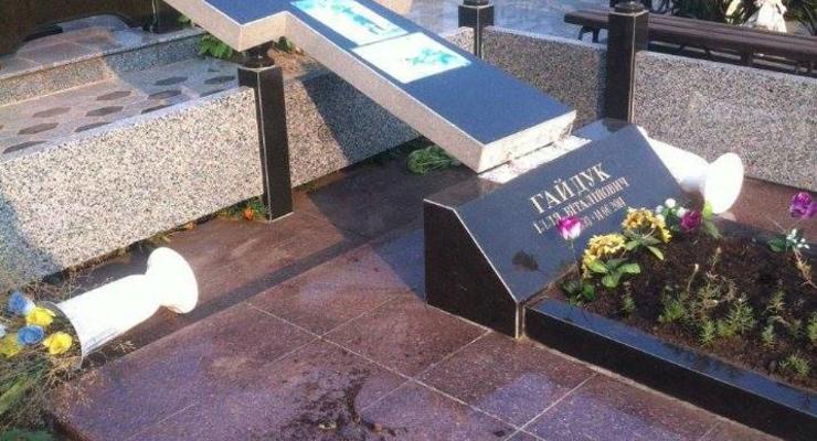 В Кривом Роге вандалы осквернили памятники бойцов АТО
