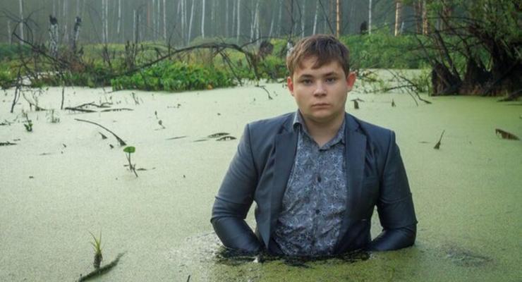 Челябинский школьник прославился после фотосессии в болоте