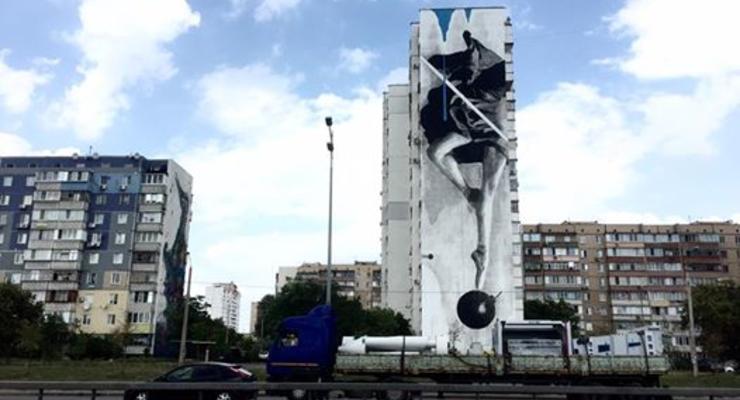 В Киеве появился новый мурал от греческого художника