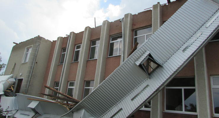 Ураган в Ивано-Франковской области посрывал крыши со зданий