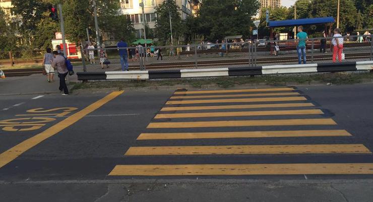 В Киеве появился упирающийся в отбойник переход