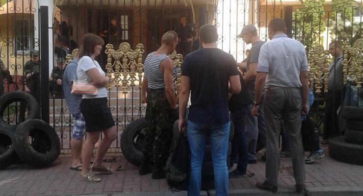 В Киеве активисты подрались с полицейскими во время суда над бойцами Торнадо